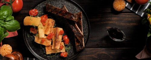 Costela de Porco na Brasa com Mandioca e Legumes Tostados