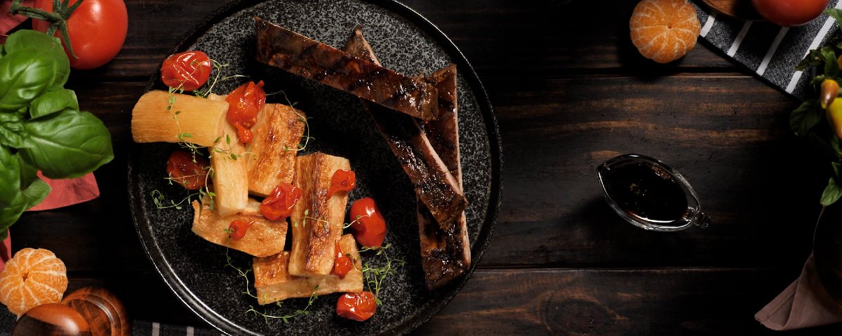 Costela de Porco na Brasa com Mandioca e Legumes Tostados