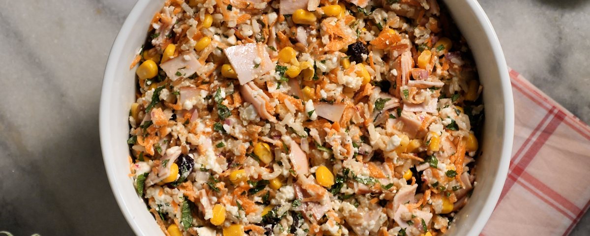 Peito de Peru na Salada de Arroz Sete Grãos com Queijo Cottage e Hortelã