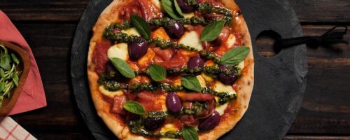 Pizza de Mortadela com Pesto de Manjericão