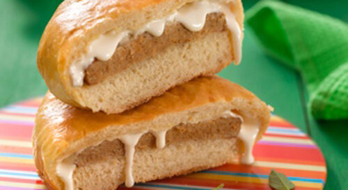 Pão de batata recheado com hambúrguer de frango vegetal