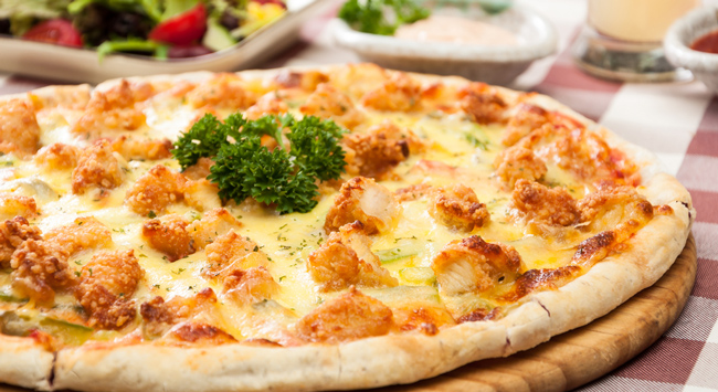 pizza de frango com catupiry inteira e com massa fina.