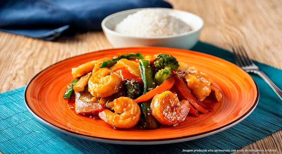 Camarões rosados e suculentos em prato laranja, com brócolis vibrantes e legumes crocantes. Arroz branco soltinho em tigela ao fundo, combinação irresistível. Uma explosão de sabores frescos e nutritivos, convite para uma refeição deliciosa!