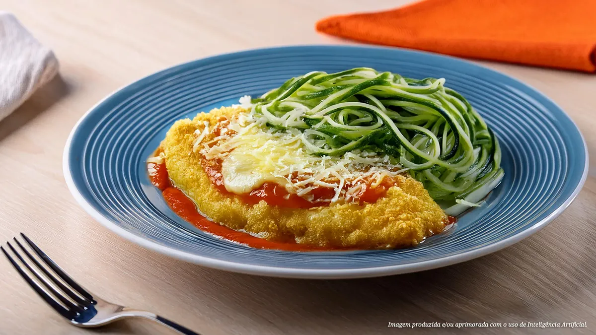 Tilápia a parmegiana repousa sobre molho vermelho vibrante e queijo derretido. Ninhos de abobrinha verde fresca ao lado, contraste irresistível. Garfo elegante pronto para a degustação, experiência gourmet completa.