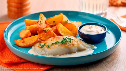 Tilápia com molho tártaro e batatas rústicas