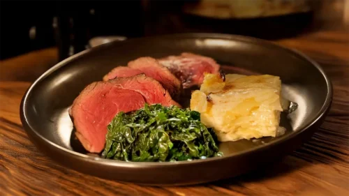 Peixinho Assado com Gratin de Batatas e Crocante de Couve