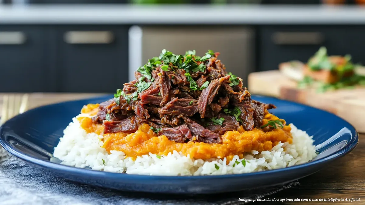 Carne seca desfiada macia sobre purê de abóbora vibrante e arroz branco soltinho. Cheiro verde fresco para um toque especial. Cores vibrantes e texturas aconchegantes, convite para um almoço caseiro e nutritivo. Uma explosão de sabores marcantes e deliciosos!