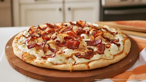 Pizza de bacon fatiado e cebola caramelizada