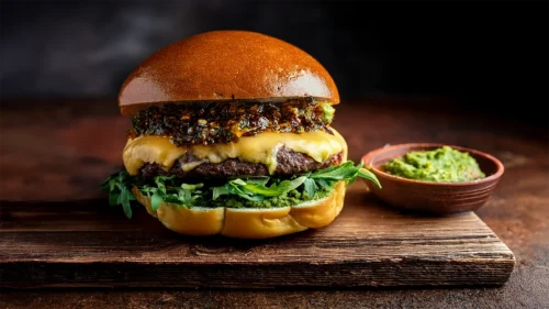 Hambúrguer grelhado com geleia alho negro e maionese de wasabi
