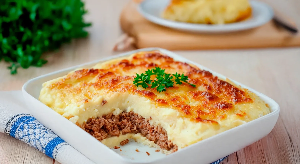 Escondidinho de carne moída com purê de batata cremoso e gratinado no forno.