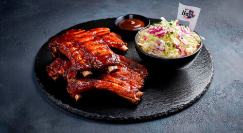 Costela defumada em molho barbecue com salada de coleslaw