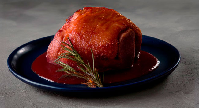 Joelho de porco assado com molho de vinho tinto