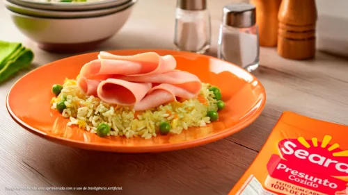 Arroz colorido com presunto e ervilhas