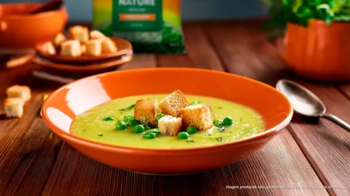 Sopa cremosa de ervilhas com croutons