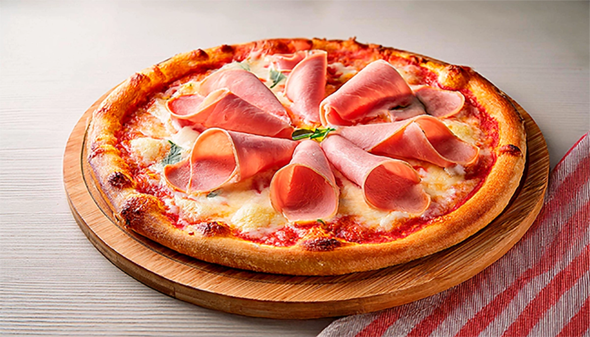 Pizza à moda com presunto cozido