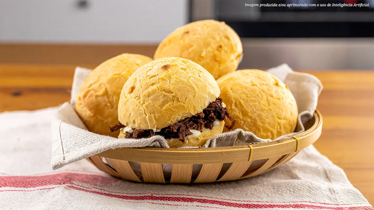 Pão de queijo caseiro com recheio de carne seca e requeijão cremoso