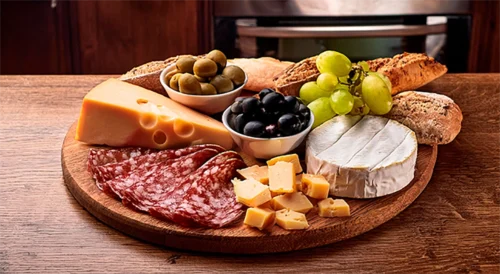 Tábua de queijos e salame tipo italiano