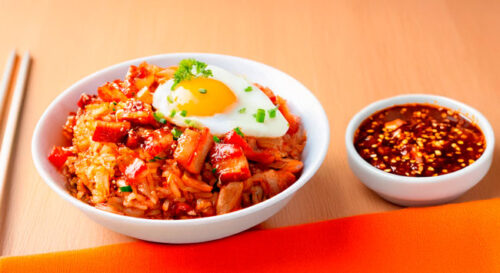 Kimchi Bokkeumbap com Bacon Extra, Ervas e Tomate