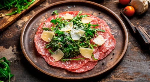 Carpaccio de lagarto com pesto de rúcula e lascas de parmesão