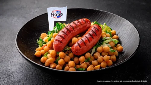 Salsichas com alho grelhadas e salada de grão-de-bico e ervas