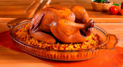 Ave Fiesta com arroz de lentilha e cebolas crocantes