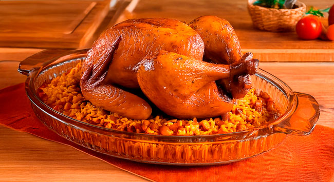 Ave Fiesta com arroz de lentilha e cebolas crocantes