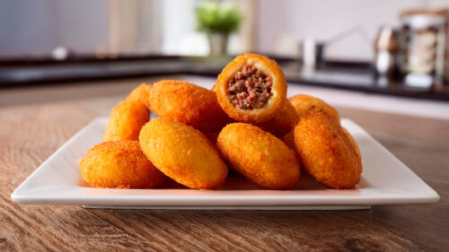 Bolinho frito de mandioquinha recheado de carne