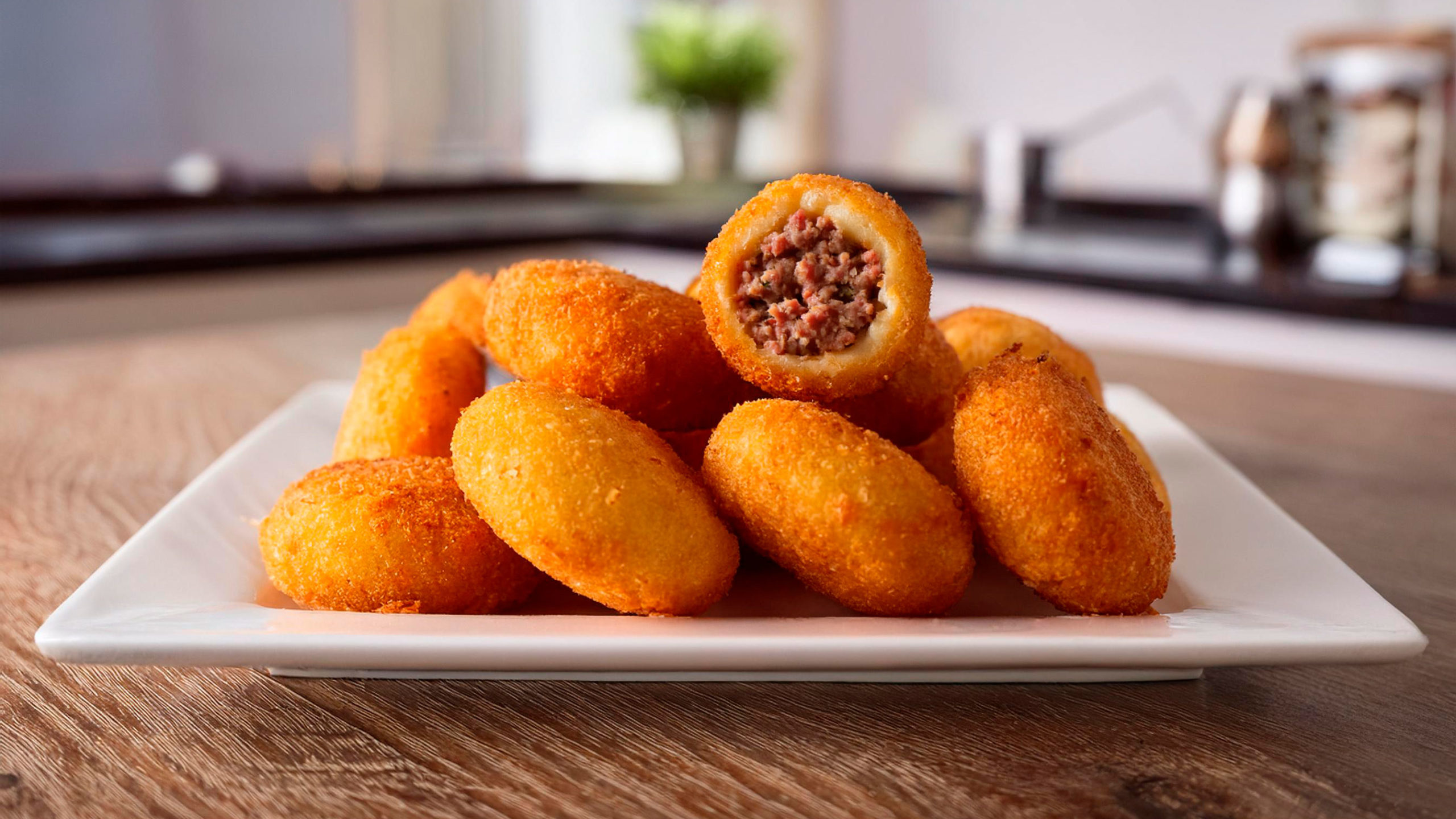 Bolinho frito de mandioquinha recheado de carne