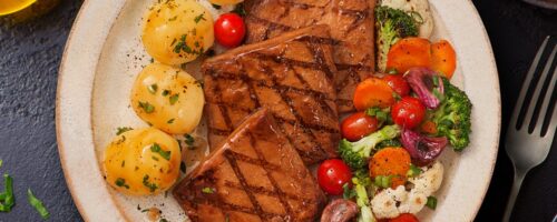 Bife Vegetal com Batata Noise e Legumes Grelhados