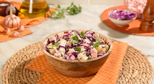 Salada tropical com repolho roxo, levíssimo e abacaxi servido em pote marrom