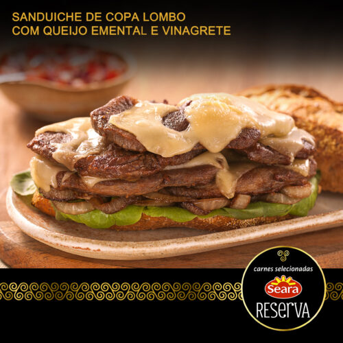 Sanduiche de Copa Lombo com Cebolas Douradas, Queijo Emental e Vinagrete e Folha de Alface