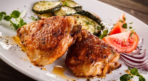 Sobrecoxa de frango assada com creme de cebola e maionese