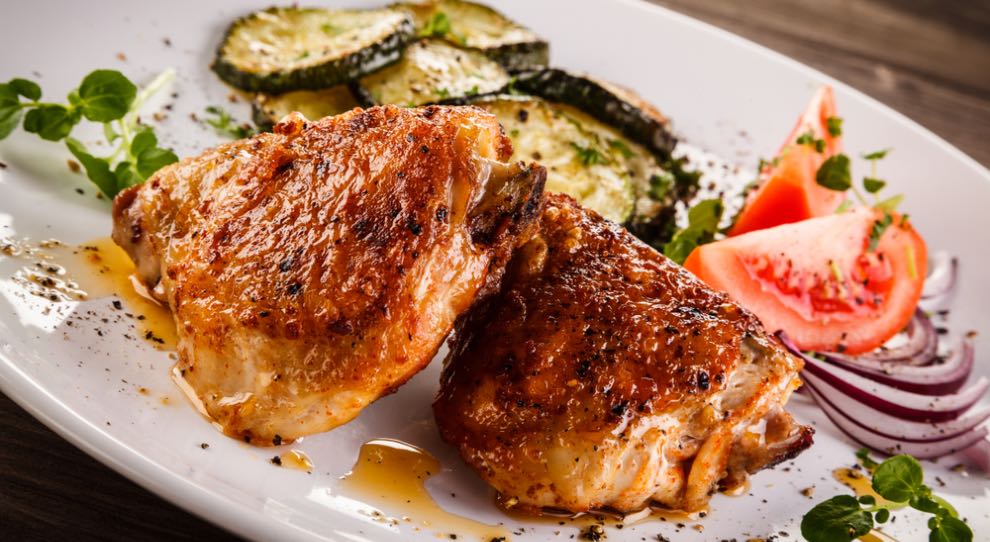 Sobrecoxa de frango assada com creme de cebola e maionese