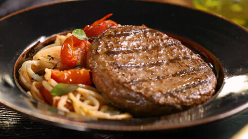 Hambúrguer Angus com Espaguete de Pupunha