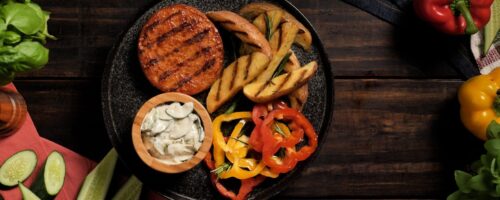 Hambúrguer na Brasa com Molho de Pepino Tostado