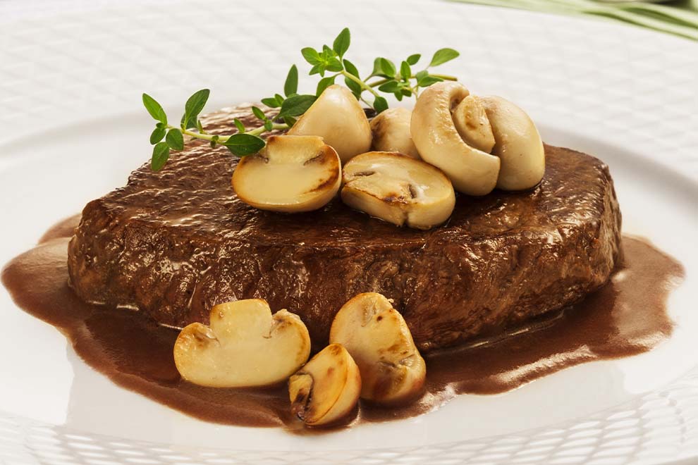 Um prato de filé mignon com cogumelos frescos