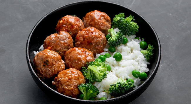 Almôndegas de carne com arroz de brócolis em uma tigela funda.