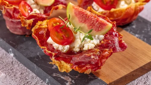Antepasto de queijo na cestinha de parma