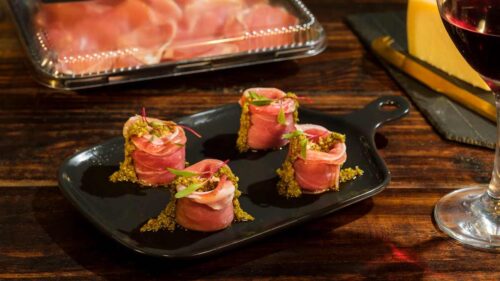Aperitivo de Mussarela de Búfala, Pesto, Nozes e Presunto de Parma
