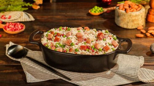 Como fazer arroz na panela elétrica?