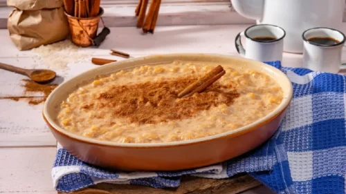Aprenda a fazer esse arroz doce com açúcar queimado tipo cobertura de caramelo! 