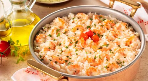 Quer fazer um jantar romântico? Aposte neste arroz de camarão cremoso e ganhe muitos elogios