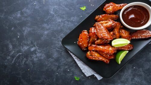 5 molhos para servir com asinha de frango no churrasco