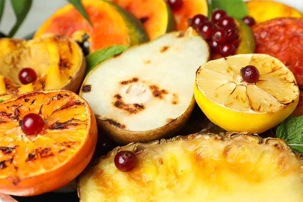 Frutas assadas com frutas cítricas e folhas verdes