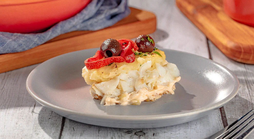 Fatia de bacalhau Zé do Pipo servido em prato redondo cinza