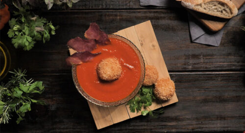 Bacon em Fatias e Coulis de Pimentão com Muçarela de Búfala Empanada