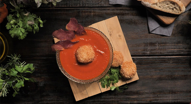 Bacon em Fatias e Coulis de Pimentão com Muçarela de Búfala Empanada