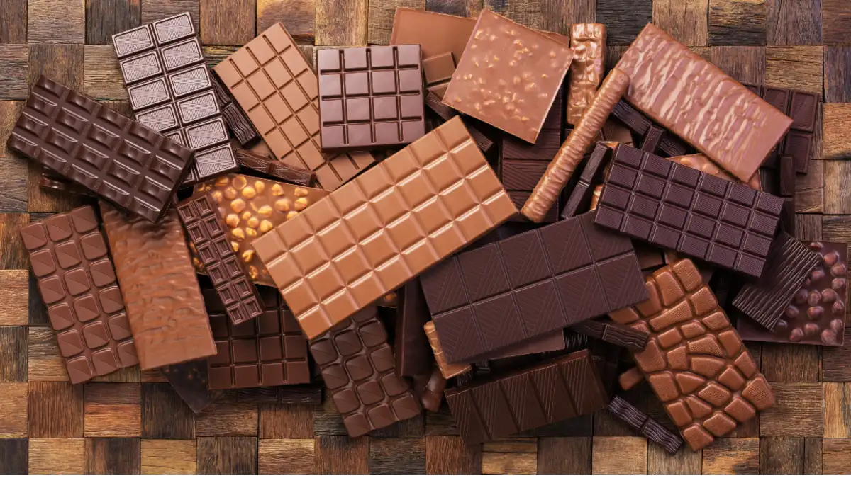 Barras de chocolate em uma mesa de madeira.