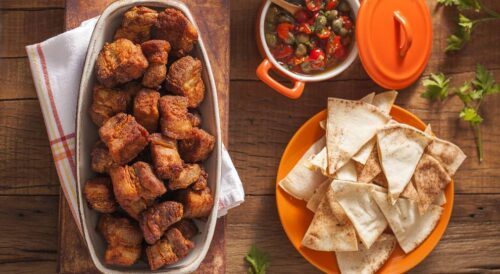 Barriga Aperitivo acompanhada de Molho de Pimenta Biquinho e Fatias de Pão Tostadas