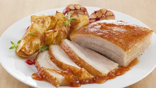 Barriga Suína Assada com Batatas, Flor de Alho e Geleia de Pimenta